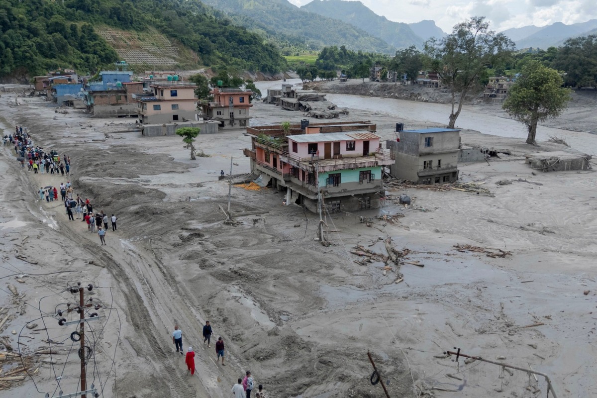 Actualmente, los equipos de rescate operan en un estado de alerta máxima debido a la formación de un nuevo lago inestable que amenaza con desbordarse.