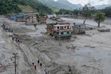 Actualmente, los equipos de rescate operan en un estado de alerta máxima debido a la formación de un nuevo lago inestable que amenaza con desbordarse.