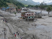 Actualmente, los equipos de rescate operan en un estado de alerta máxima debido a la formación de un nuevo lago inestable que amenaza con desbordarse.