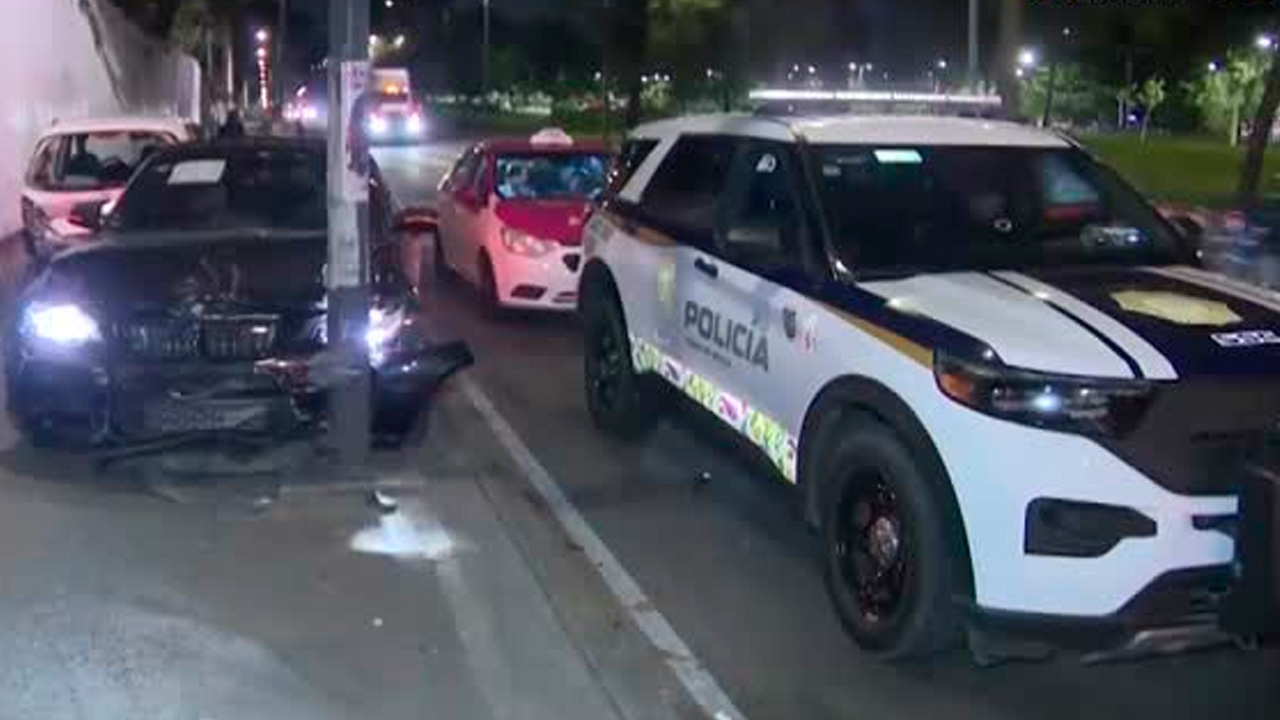 Fuerte choque entre BMW y taxi deja a dos conductores detenidos en Iztapalapa