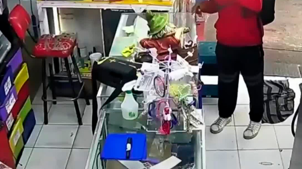 Golpean a presunto ladrón tras intentar robar celular en un negocio de Tláhuac