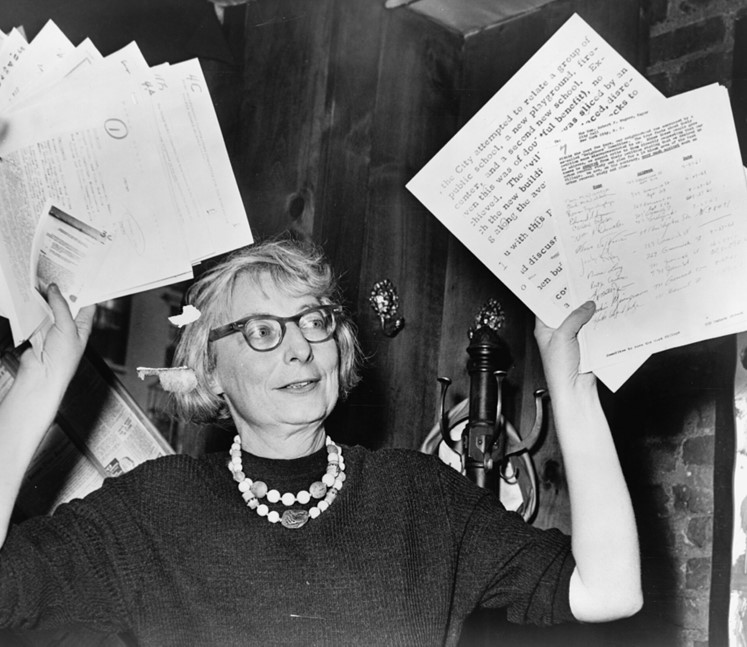 Jane Jacobs en 1961 muestra a la prensa las firmas vecinales contra la demolición de su barrio. |  Phil Stanziola, New York World-Telegram & Sun