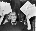 Jane Jacobs en 1961 muestra a la prensa las firmas vecinales contra la demolición de su barrio. | Phil Stanziola, New York World-Telegram & Sun