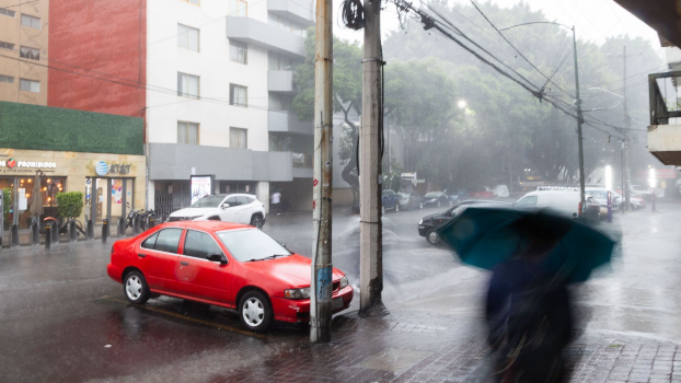 Residentes capitalinos toman medidas ante la posibilidad de lluvias. | Agencia Cuartoscuro