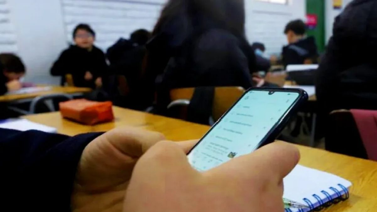 Las restricciones de dispositivos móviles se concentrarán en educación básica, quedando exento el nivel preparatoria.