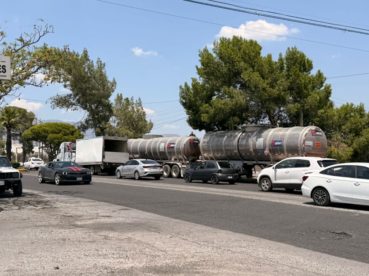 El tractocamión transportaba dos tanques con capacidad de 33 mil 200 litros cada uno.