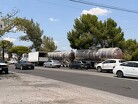 El tractocamión transportaba dos tanques con capacidad de 33 mil 200 litros cada uno.