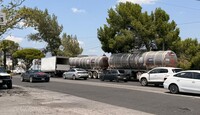 El tractocamión transportaba dos tanques con capacidad de 33 mil 200 litros cada uno.