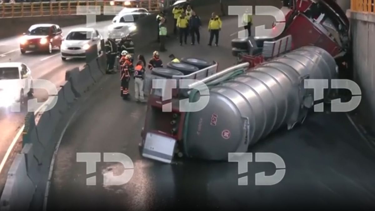 Tráiler volcó sobre los carriles centrales de Periférico hacia el sur de CdMx.
