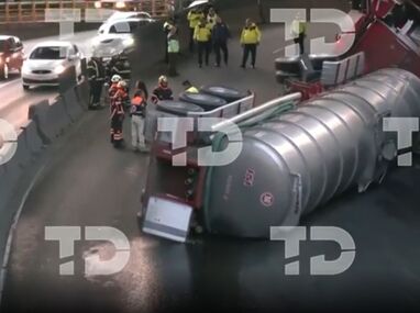 Tráiler volcó sobre los carriles centrales de Periférico hacia el sur de CdMx.