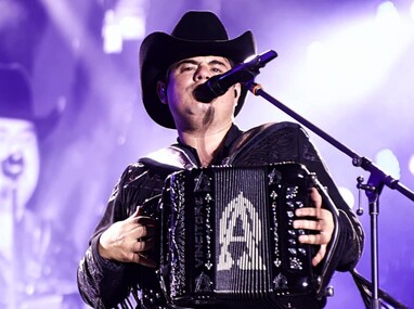 Alfredo Olivas llegará al Palenque de la Feria de Arandas el 10 de enero de 2026 con su música | Foto: Especial