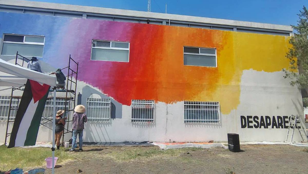 En la celebraciones se comenzó a pinar un mural en la fachada de la Fiscalía Especializada y la Comisión Local de Búsqueda
