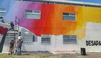 En la celebraciones se comenzó a pinar un mural en la fachada de la Fiscalía Especializada y la Comisión Local de Búsqueda