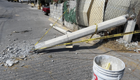 CFE se deslinda de poste que cayó sobre peatón en Monterrey