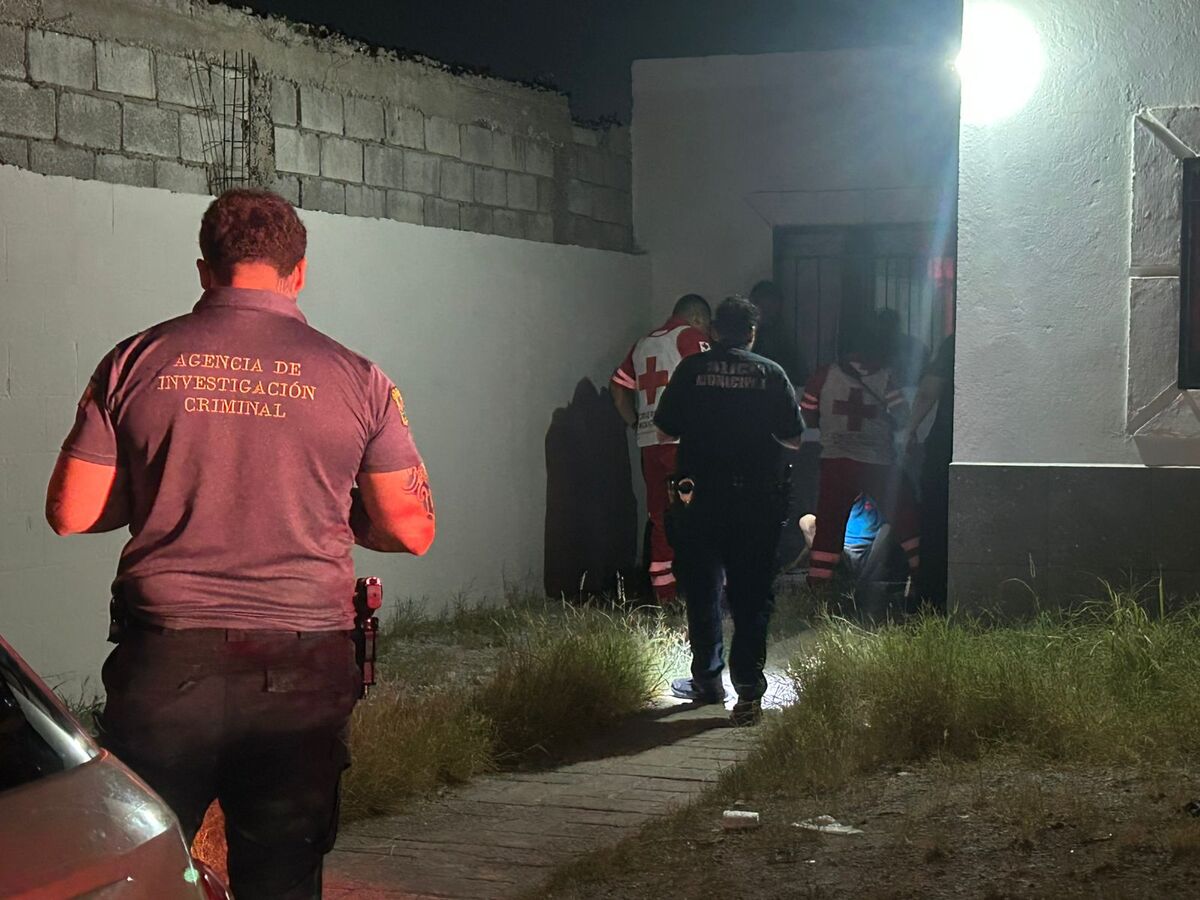 Paramédicos de la Cruz Roja estabilizaron al sujeto, quien presentaba signos de desorientación, y lo trasladaron a un hospital para recibir atención