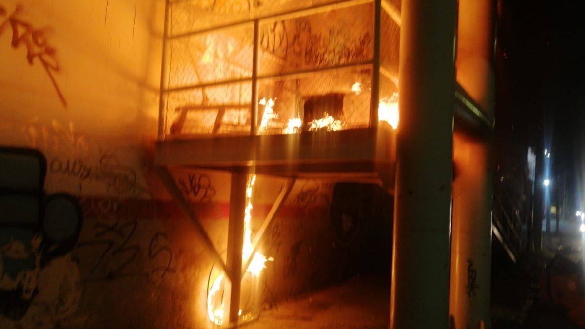 Los rescatistas realizaron labores de limpieza para desalojar los escombros y garantizar la seguridad de los usuarios del puente.