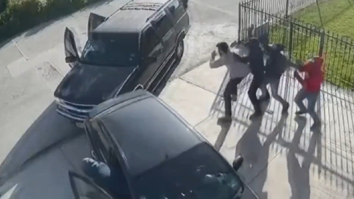 A pesar de ser superado en número, la víctima logró escapar del grupo armado que pretendía llevárselo |