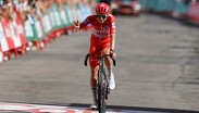 Tadej Pogačar vestía el maillot rojo en la octava etapa de la Vuelta a España 2026 / Agencia EFE