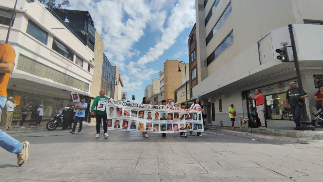 Familias recorrieron las calles del Centro Histórico con fotografías de sus seres queridos.
