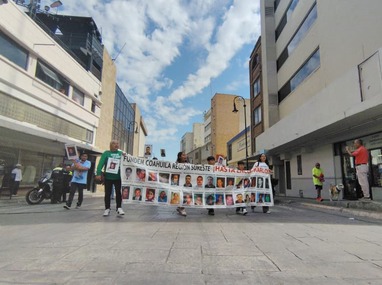 Familias recorrieron las calles del Centro Histórico con fotografías de sus seres queridos.