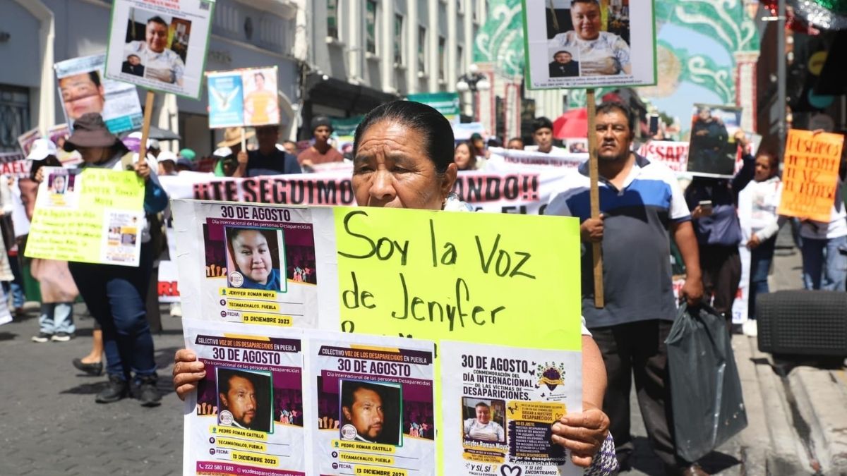 Integrantes del colectivo La Voz de los Desaparecidos marchan con pancartas y retratos de familiares como Jennifer y Guillermo Raúl López Escobedo