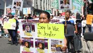 Integrantes del colectivo La Voz de los Desaparecidos marchan con pancartas y retratos de familiares como Jennifer y Guillermo Raúl López Escobedo