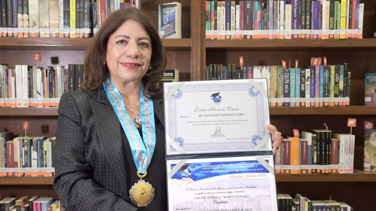 Investigadora Diana Isabel Hernández Juárez tras recibir el Doctorado Honoris Causa y el Galardón Orden Dorada Magisterial de la OIICE en Buenos Aires