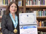 Investigadora Diana Isabel Hernández Juárez tras recibir el Doctorado Honoris Causa y el Galardón Orden Dorada Magisterial de la OIICE en Buenos Aires