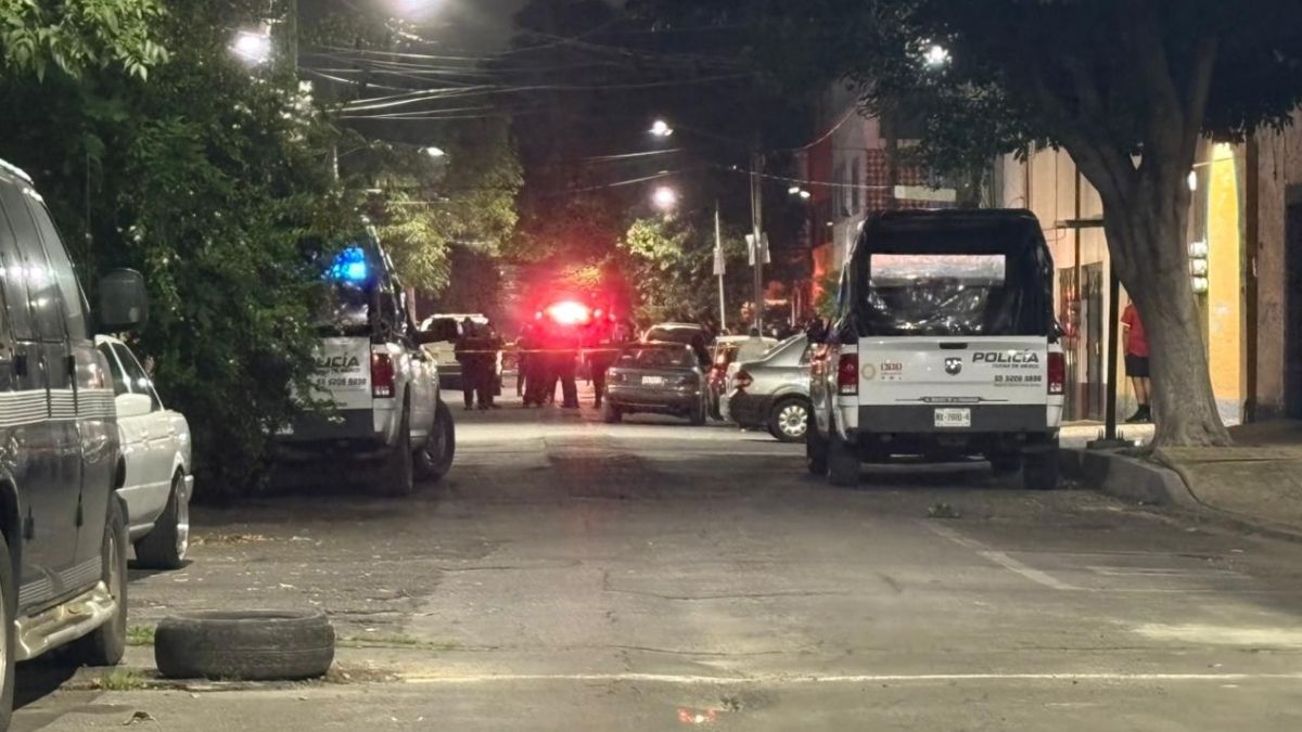 Tres personas fueron atacadas a balazos en la alcaldía Venustiano Carranza; se reportan dos muertos y un herido.
