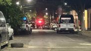 Tres personas fueron atacadas a balazos en la alcaldía Venustiano Carranza; se reportan dos muertos y un herido.