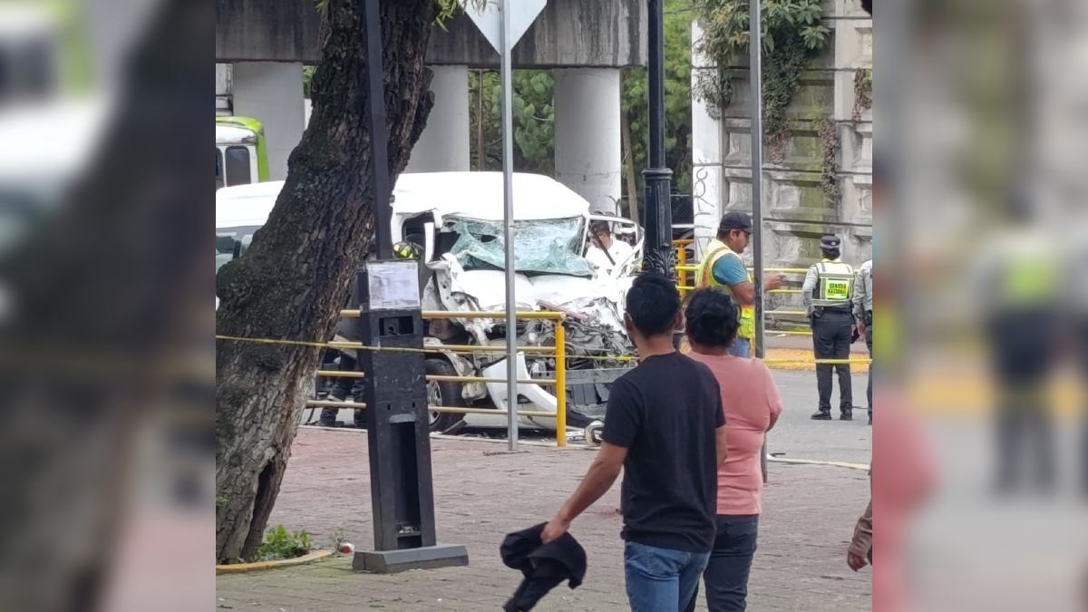 Registran choque entre camioneta y autobús de pasajeros en la México-Toluca; hay al menos un muerto y ocho heridos.