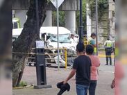 Registran choque entre camioneta y autobús de pasajeros en la México-Toluca; hay al menos un muerto y ocho heridos.