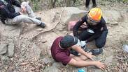 Rescatistas realizando las maniobras con camilla especial para evacuar al joven herido en la zona baja del paraje natural.