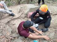 Rescatistas realizando las maniobras con camilla especial para evacuar al joven herido en la zona baja del paraje natural.