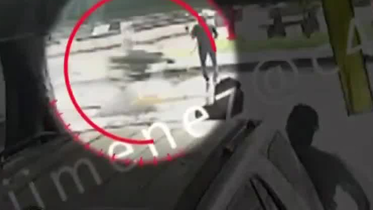 VIDEO | Motociclista arrolla a adulto mayor de 81 años en Chimalhuacán, Edomex; está grave y el responsable huyó