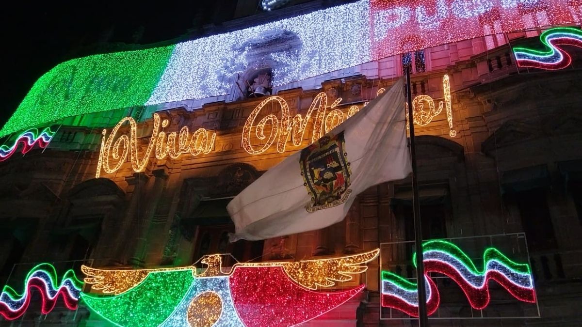 El alcalde de Puebla, Pepe Chedraui, enciende la iluminación patria frente al Palacio Municipal, rodeado de miles de familias