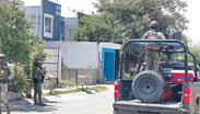 Autoridades desplegaron un operativo en García para localizar al responsable del ataque que dejó a tres personas lesionadas.