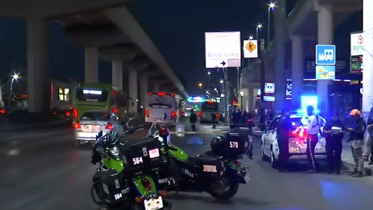 Las autoridades se encuentran maniobrando en el carril de sur a norte de la avenida Universidad.