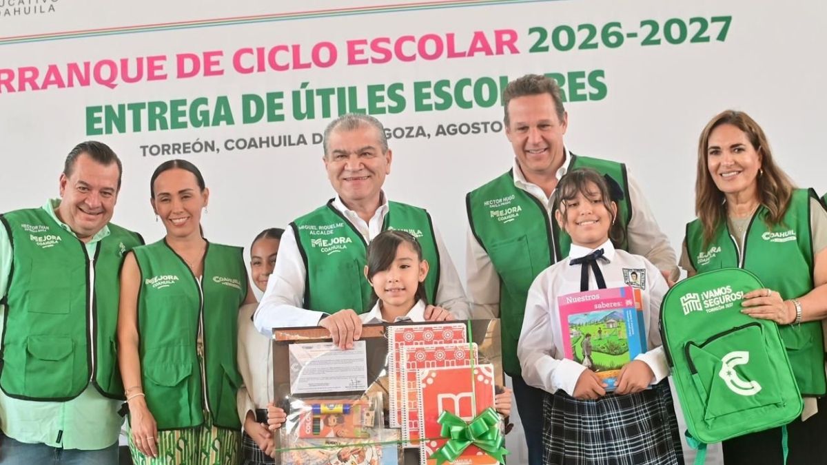 Desde la escuela primaria “Vicente Guerrero”, el presidente municipal dio la bienvenida a los alumnos de los 493 planteles