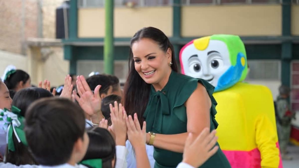 Durante el evento estuvieron presentes autoridades educativas, representantes de las Fuerzas Armadas y la Asociación de Padres de Familia.