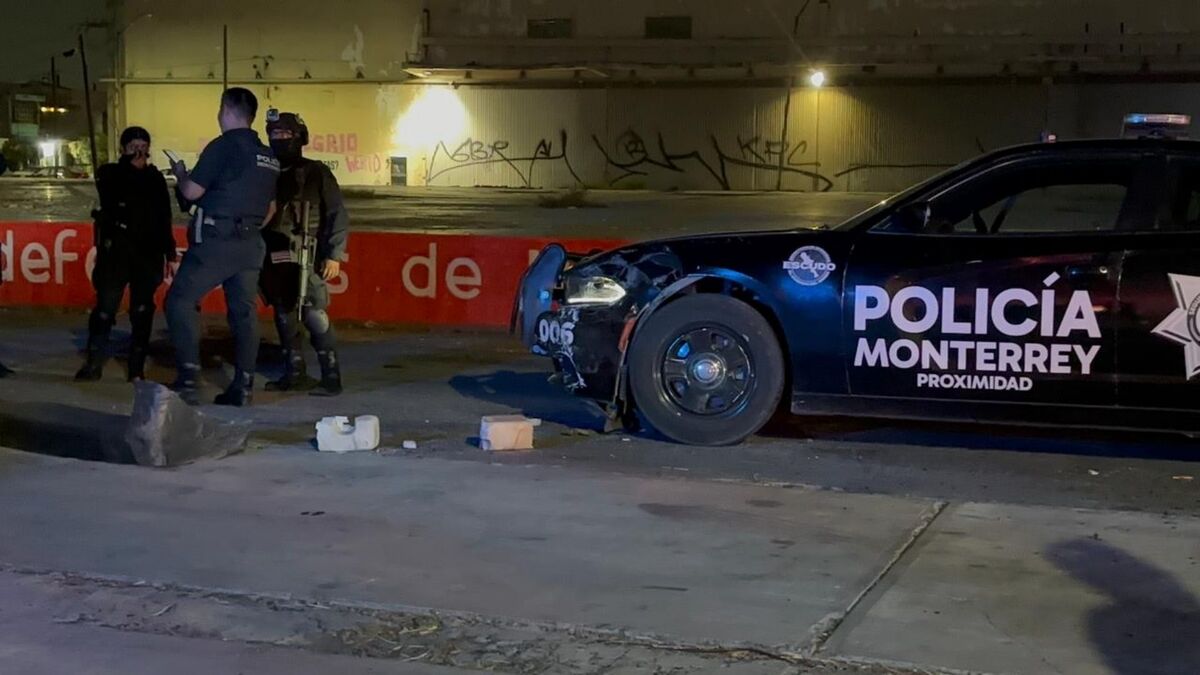 Huyen de policías, chocan patrulla y terminan detenidos en Monterrey