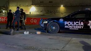 Huyen de policías, chocan patrulla y terminan detenidos en Monterrey