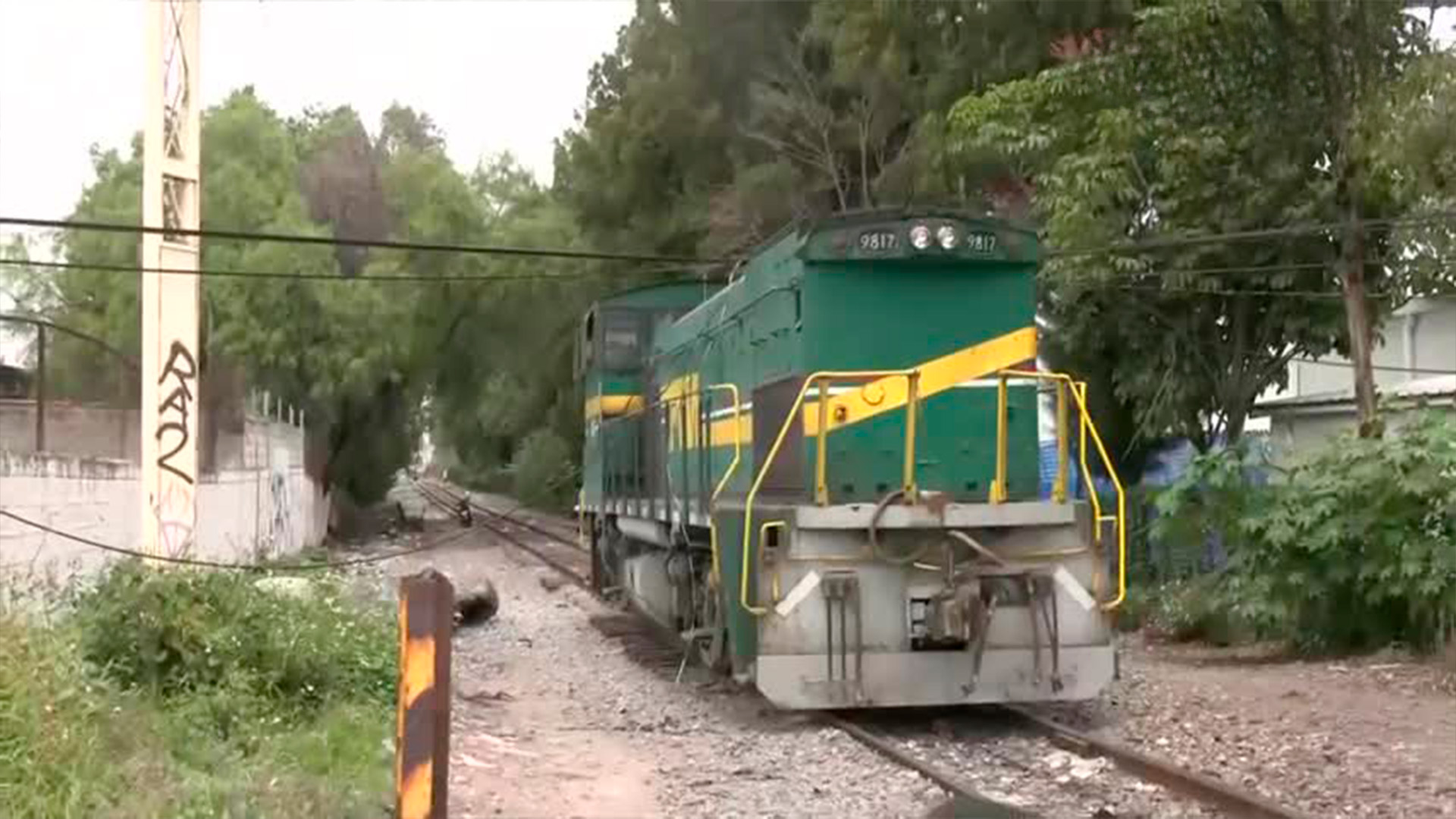 Locomotora derriba 7 postes de luz y uno cae sobre un auto; conductor sobrevivió