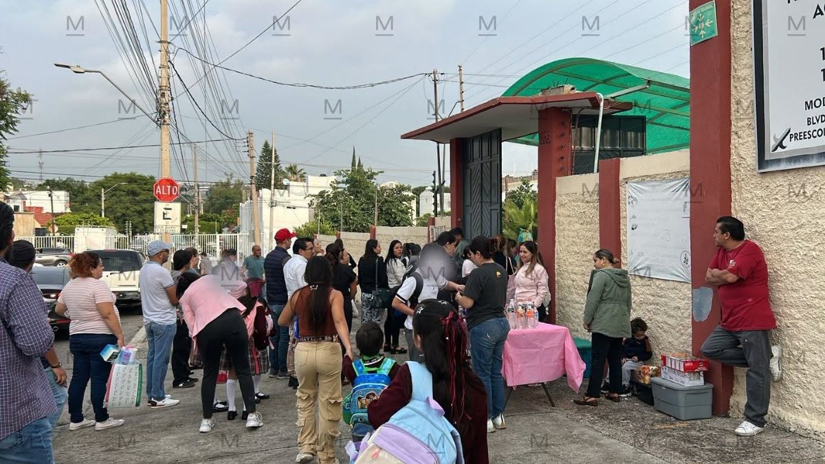 Madres y padres de familia acompañaron a sus hijos hasta las aulas. | Rocío Hernández
