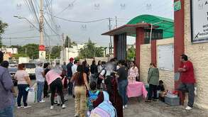 Madres y padres de familia acompañaron a sus hijos hasta las aulas. | Rocío Hernández