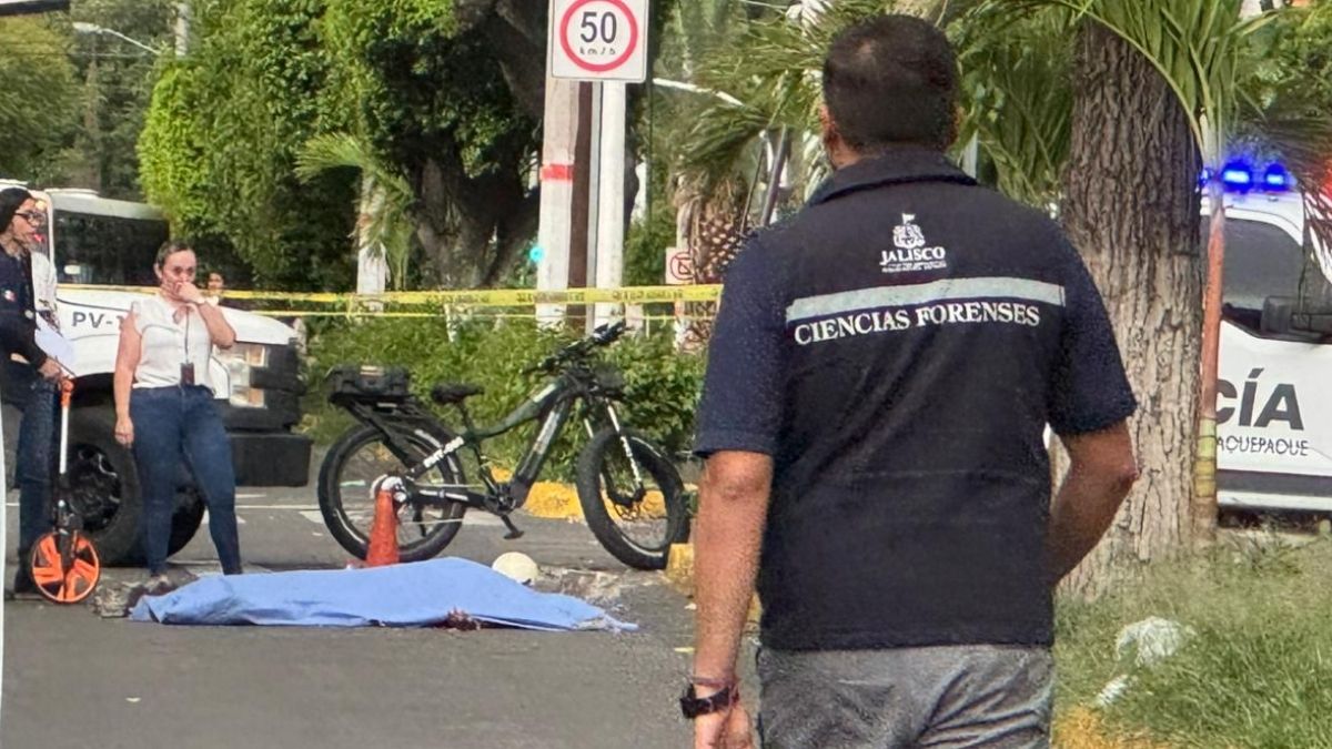 Un menor iba a su clase de fútbol con su madre y un camión les quita la vida en Tlaquepaque.