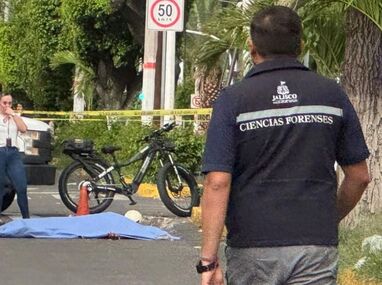 Un menor iba a su clase de fútbol con su madre y un camión les quita la vida en Tlaquepaque.