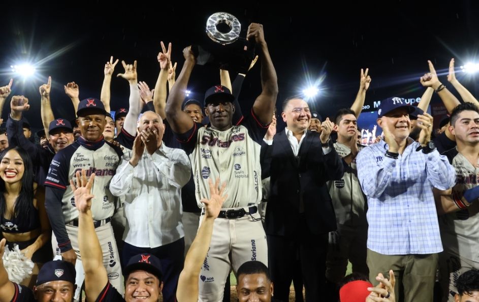 Tras ir perdiendo 0-5 en los primeros dos innings, la novena regia empató y remontó de la mano de un jonrón clave de Roberto Valenzuela.