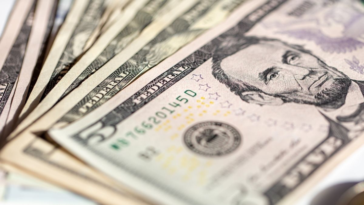 El precio del dólar puede variar conforme avanza el día y el banco en que se realice la compra y venta.
