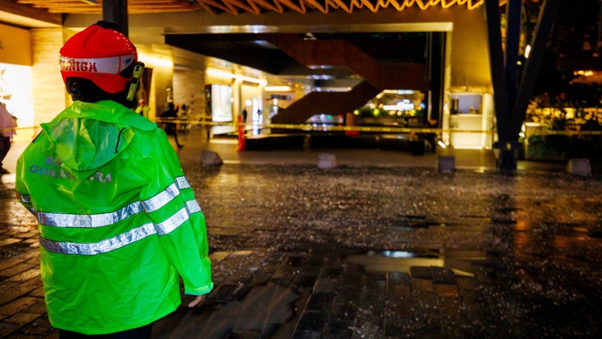 Protección Civil evaluó los daños en el centro comercial para destacar más riesgos.